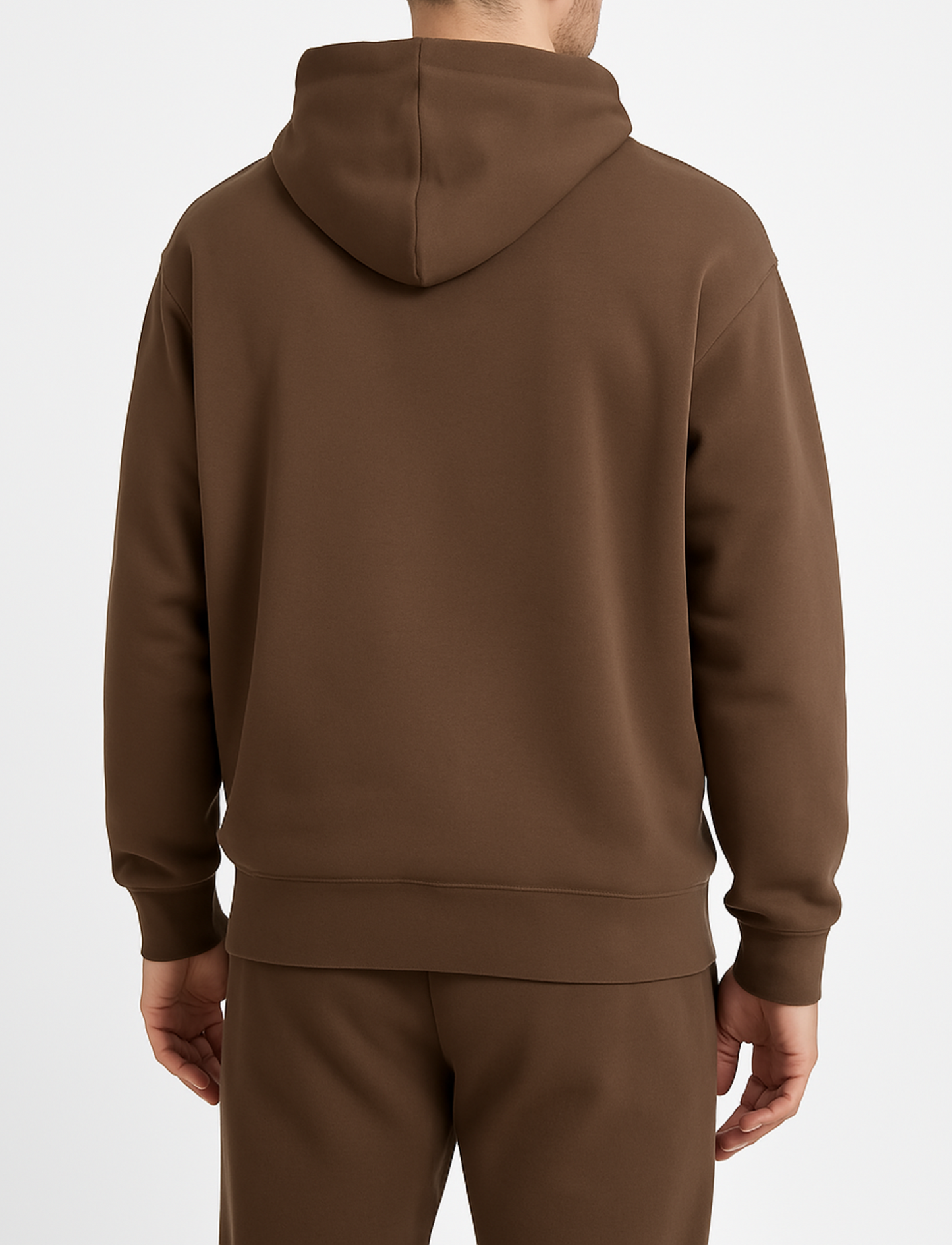 basic bruin vest op de jogginsbroek oversized pasvorm van desons op een mannelijk model