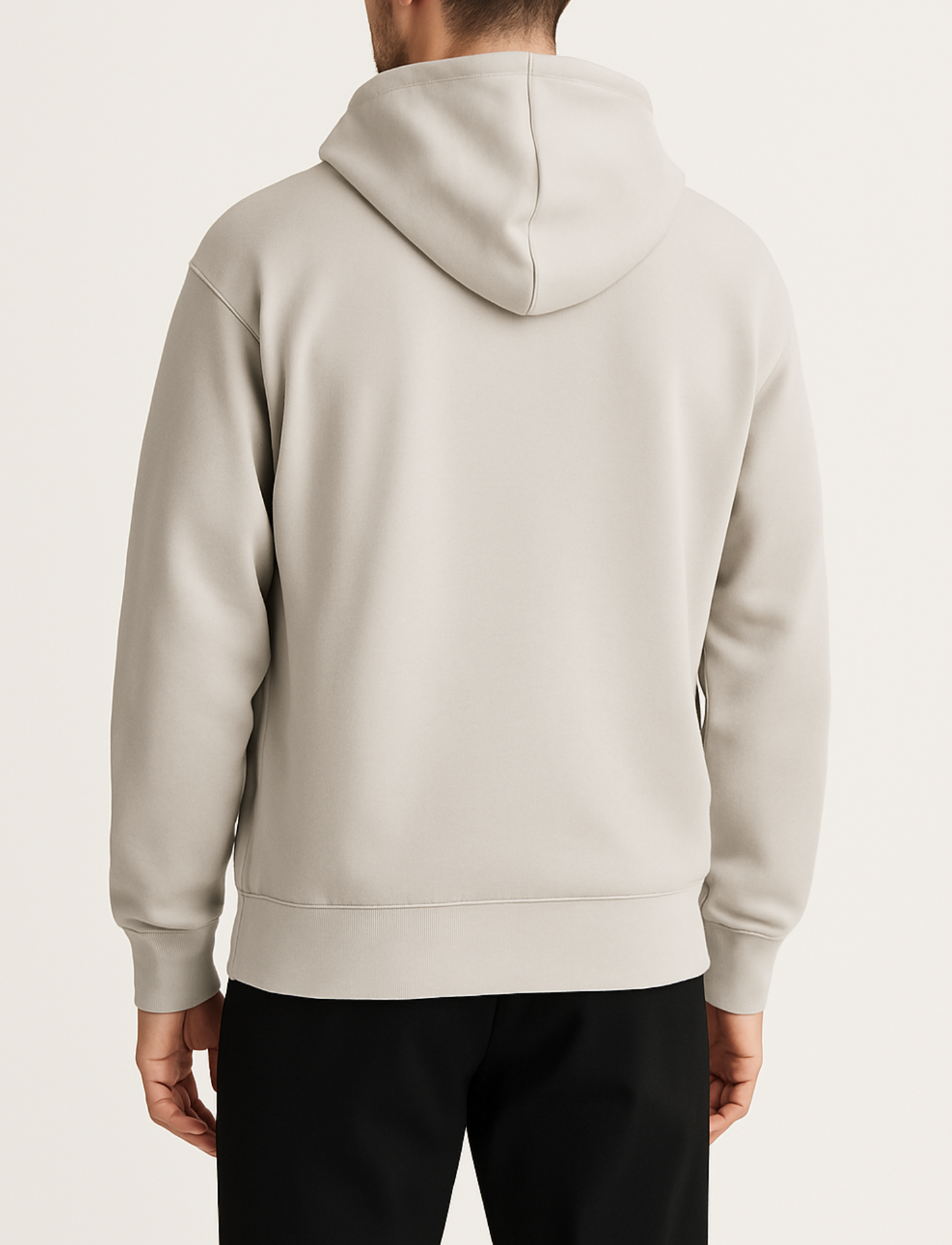 basic creme vest achterkant met gouden rits van desons met een oversized pasvorm op een mannelijk model met een zwarte broek