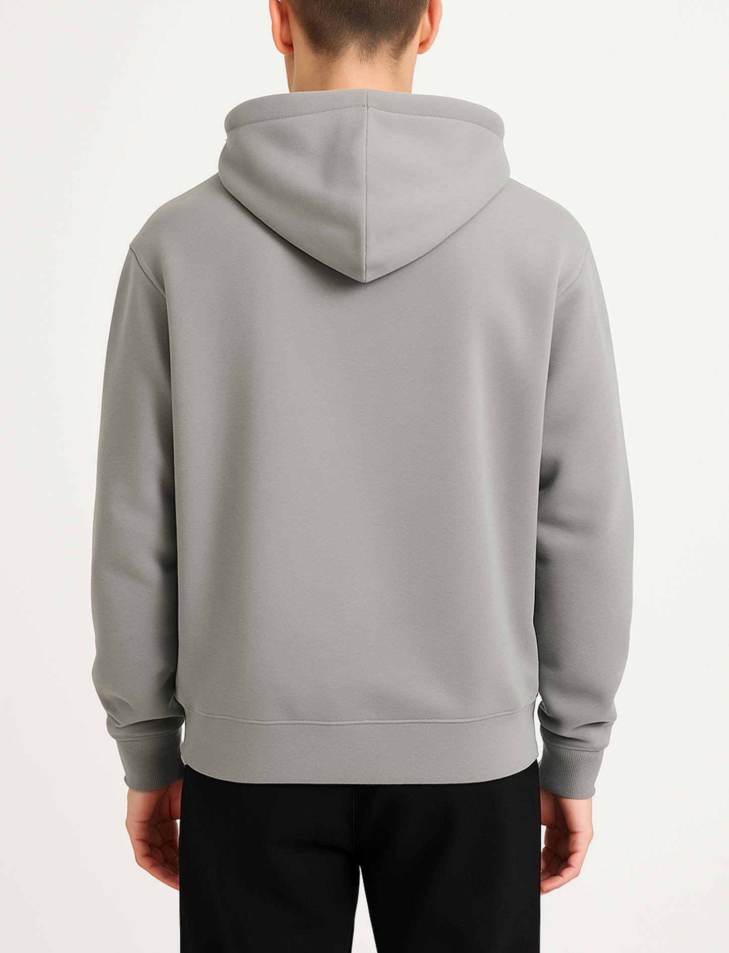 basic grijs vest achterkant met gouden rits van desons met een oversized pasvorm op een mannelijk model met een zwarte broek