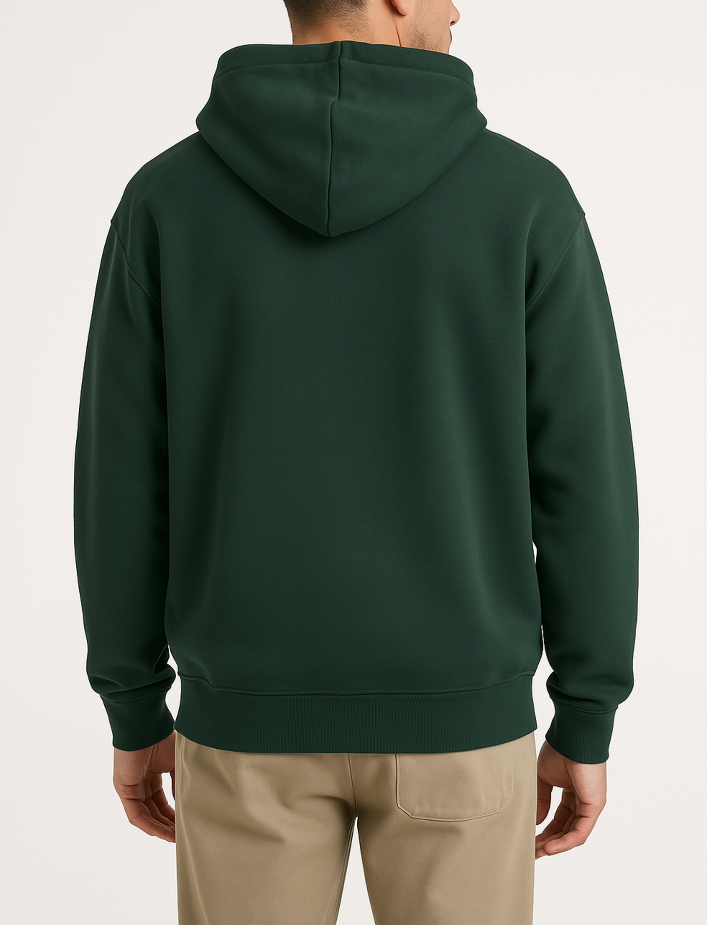 basic groen vest achterkant met gouden rits van desons met een oversized pasvorm op een mannelijk model met een creme broek