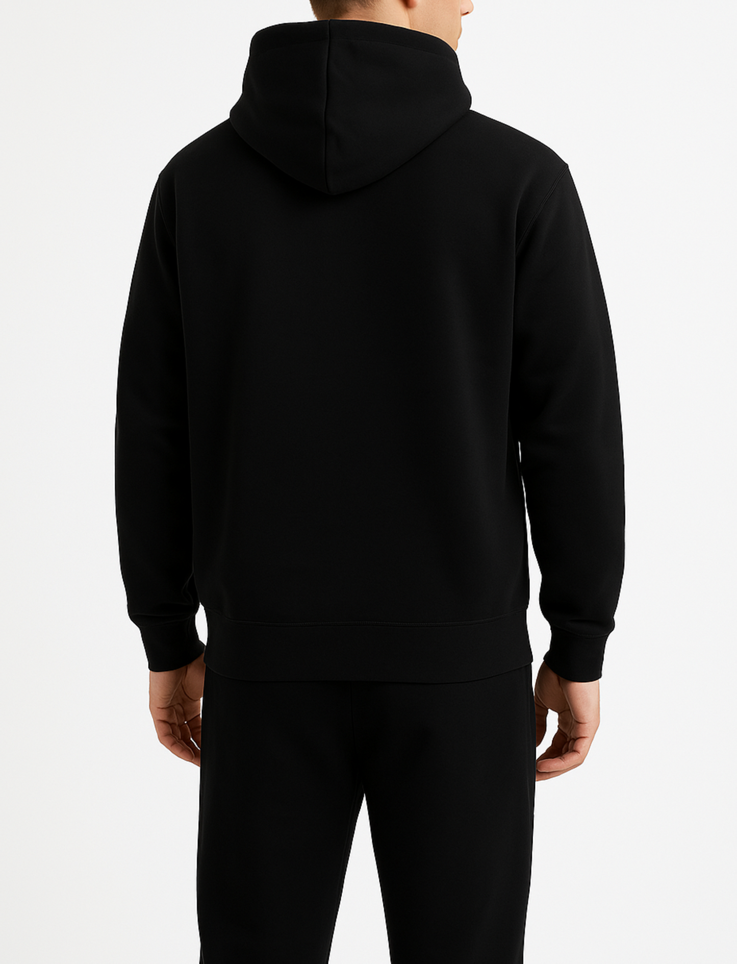 basic creme vest achterkant met gouden rits van desons met een oversized pasvorm op een mannelijk model met een zwarte broek