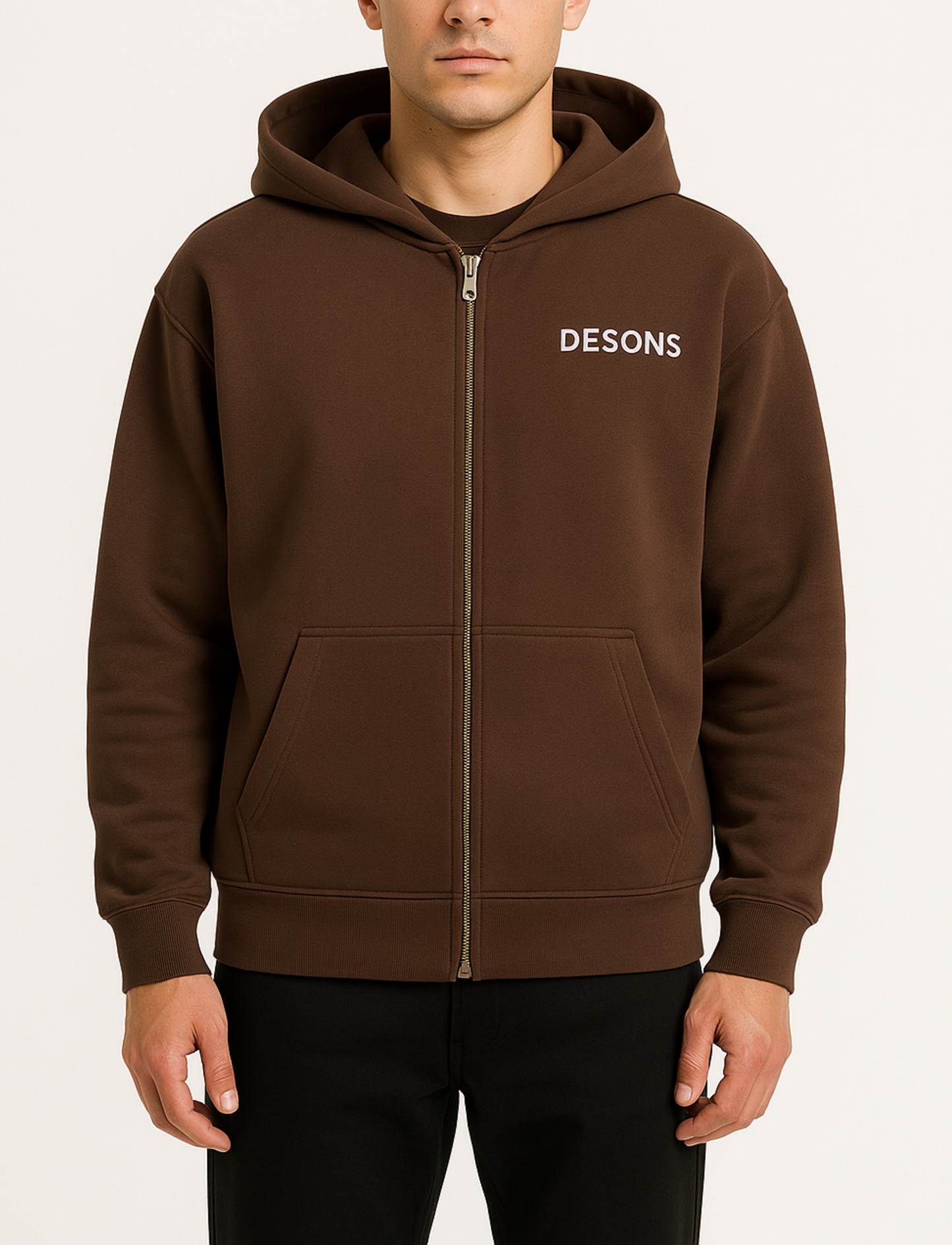 basic bruin vest van desons oversized pasvorm op een mannelijk model met een zwarte broek foto van de voorkant