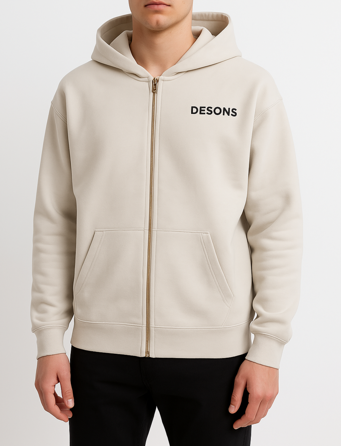 basic creme vest met gouden rits van desons met een oversized pasvorm op een mannelijk model met een zwarte broek