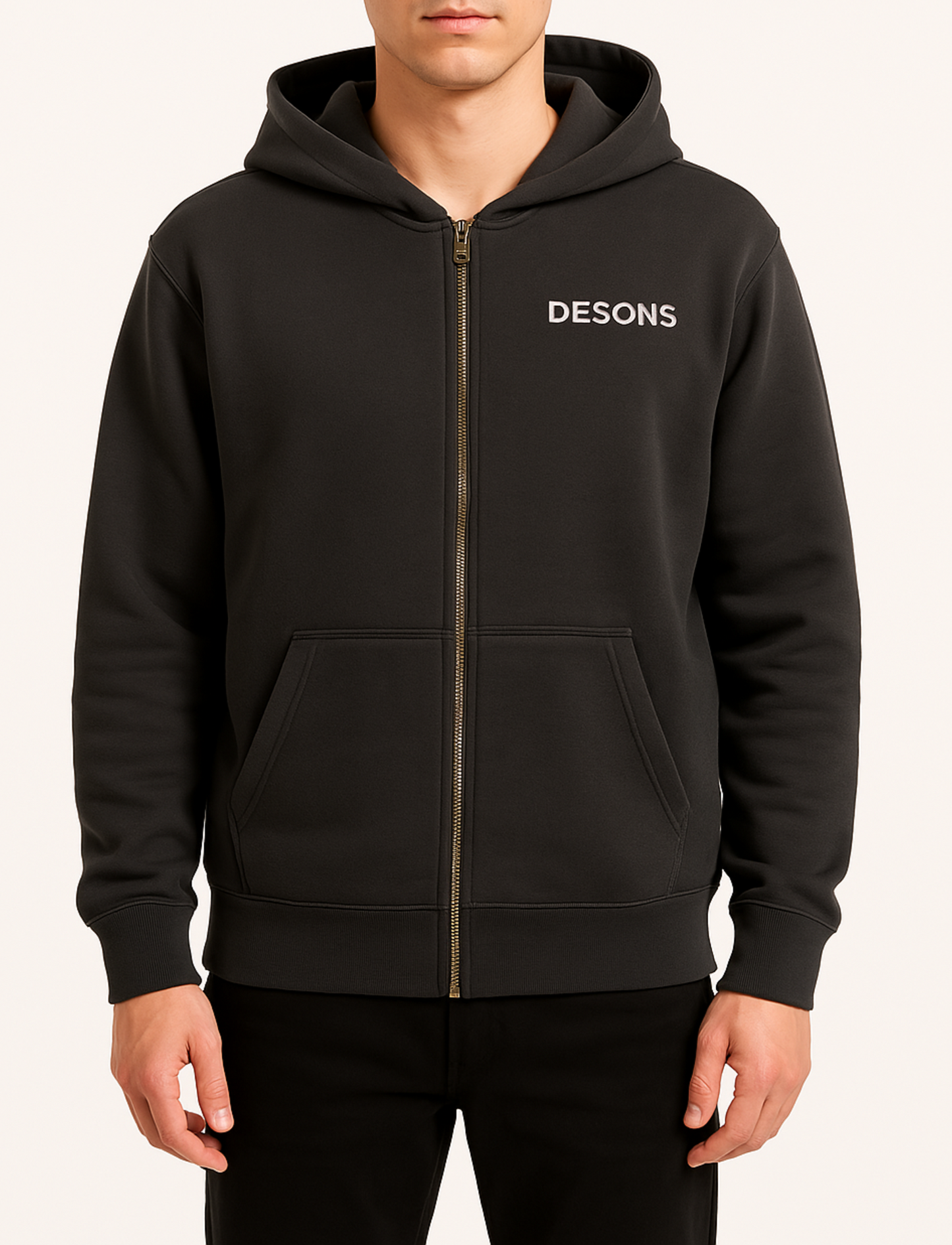 basic donkergrijs vest met gouden rits van desons met een oversized pasvorm op een mannelijk model met een zwarte broek