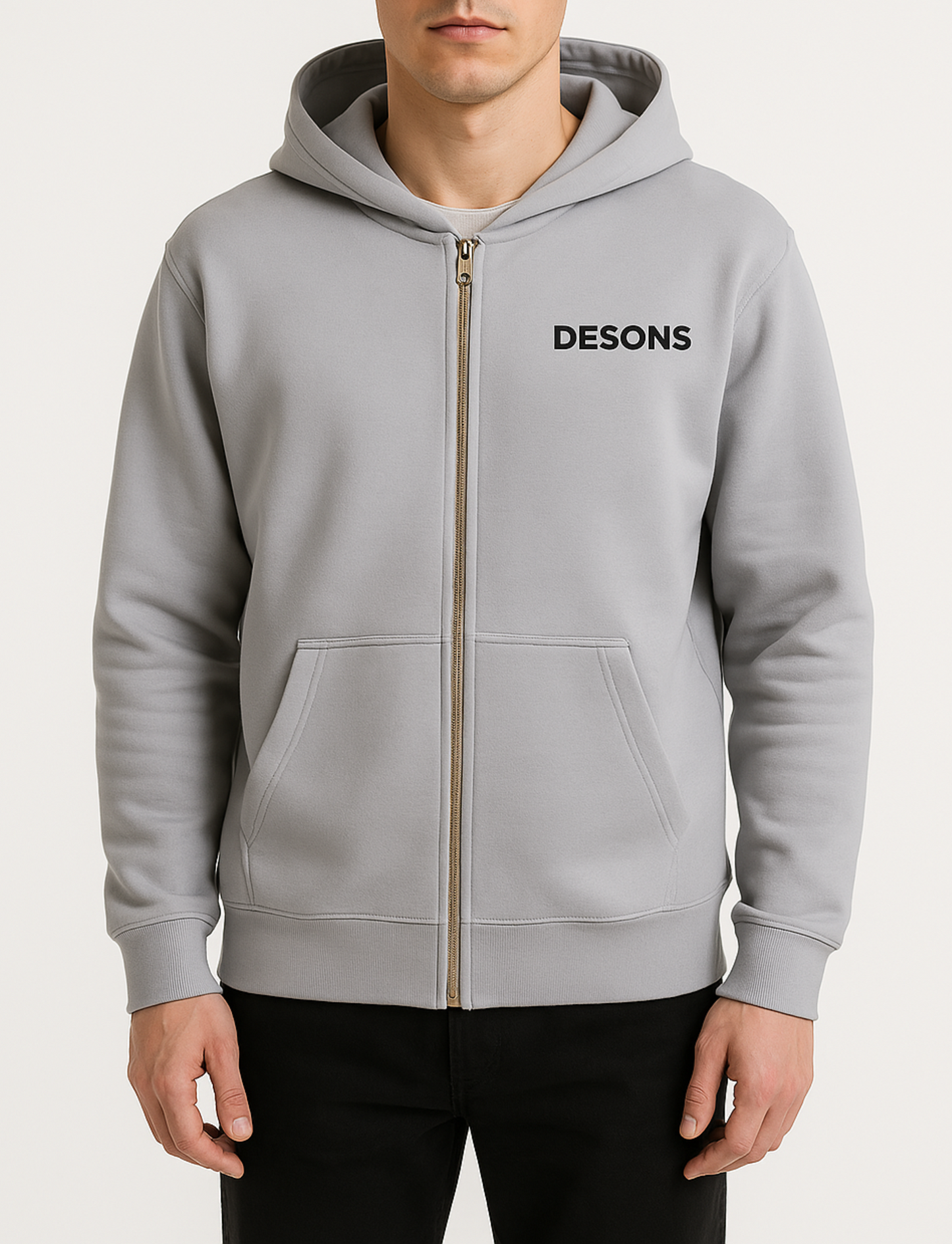 basic grijs vest met gouden rits van desons met een oversized pasvorm op een mannelijk model met een zwarte broek