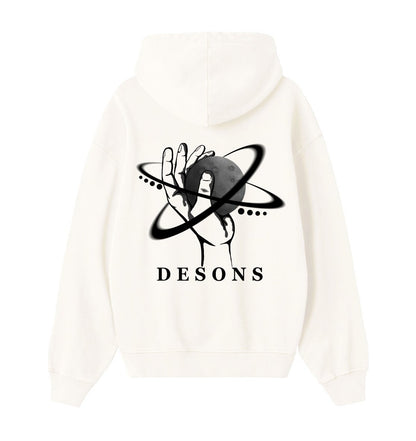 Oversized creme hoodie voor heren en dames van DESONS, met een opvallende witte print van een hand die een planeet vasthoudt en orbitale lijnen. Luxe streetwear hoodie.