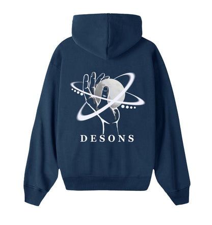 Oversized donkerblauwe hoodie voor heren en dames van DESONS, met een opvallende witte print van een hand die een planeet vasthoudt en orbitale lijnen. Luxe streetwear hoodie.