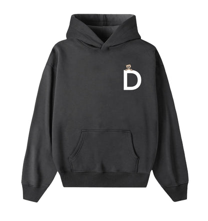 Oversized hoodie in grijs voor heren en dames van DESONS, met een minimalistisch wit logo en teddybeeraccent op de borst. Luxe streetwear hoodie.