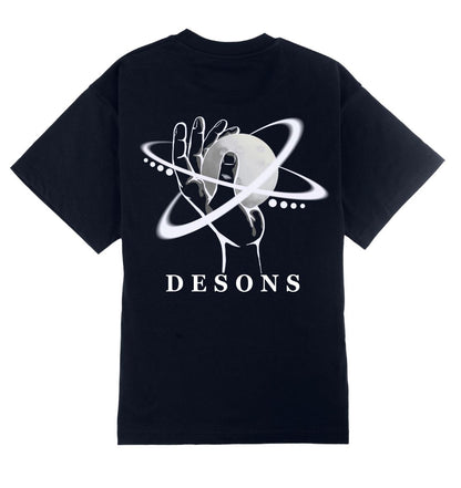 Oversized donkerblauw DESONS t-shirt voor heren en dames met een hand en planeetontwerp, orbitale lijnen, luxe oversized streetwear t-shirt.