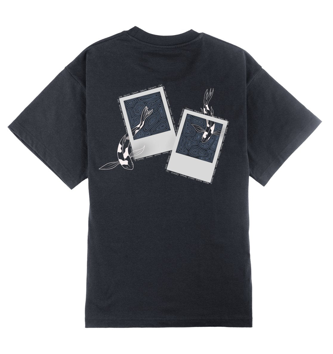 Oversized grijs T-shirt voor heren en dames van DESONS, met print van polaroidfoto's en koi-vissen. Perfecte streetwear T-shirt.