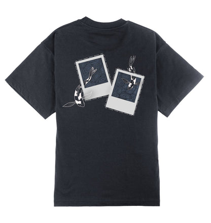 Oversized grijs T-shirt voor heren en dames van DESONS, met print van polaroidfoto's en koi-vissen. Perfecte streetwear T-shirt.