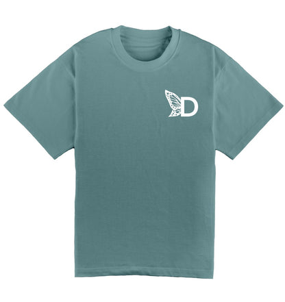 Oversized lichtblauw T-shirt voor heren en dames van DESONS, met een minimalistisch wit vlinderlogo op de borst. Perfect voor streetwear.