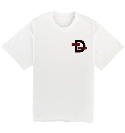 Oversized wit T-shirt voor heren en dames van DESONS, met een minimalistisch rood logo op de borst. Luxe streetwear T-shirt.