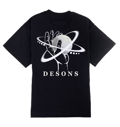 Oversized zwart DESONS t-shirt voor heren en dames met een hand en planeetontwerp, orbitale lijnen, luxe oversized streetwear.