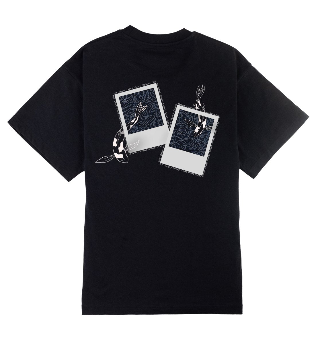 Oversized zwart T-shirt voor heren en dames van DESONS, met print van polaroidfoto's en koi-vissen. Perfecte streetwear T-shirt.