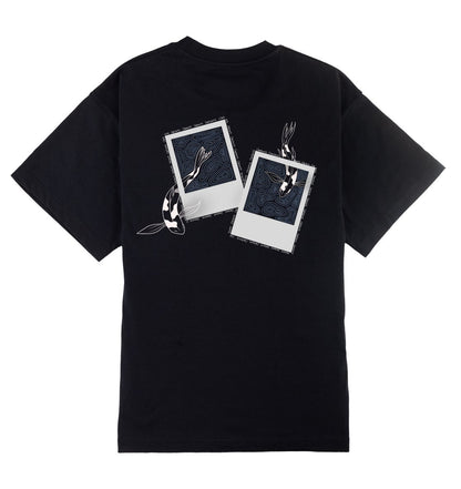 Oversized zwart T-shirt voor heren en dames van DESONS, met print van polaroidfoto's en koi-vissen. Perfecte streetwear T-shirt.