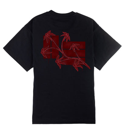Oversized zwart T-shirt voor heren en dames van DESONS, met een opvallend rode bloemprintontwerp op de achterkant, gecombineerd met abstracte vormen. Luxe streetwear T-shirt.