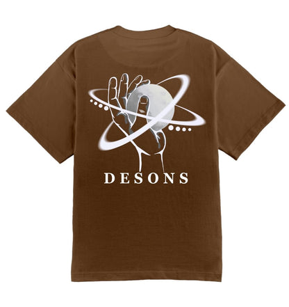 Oversized bruin DESONS t-shirt voor heren en dames met een hand en planeetontwerp, orbitale lijnen, luxe oversized streetwear t-shirt.