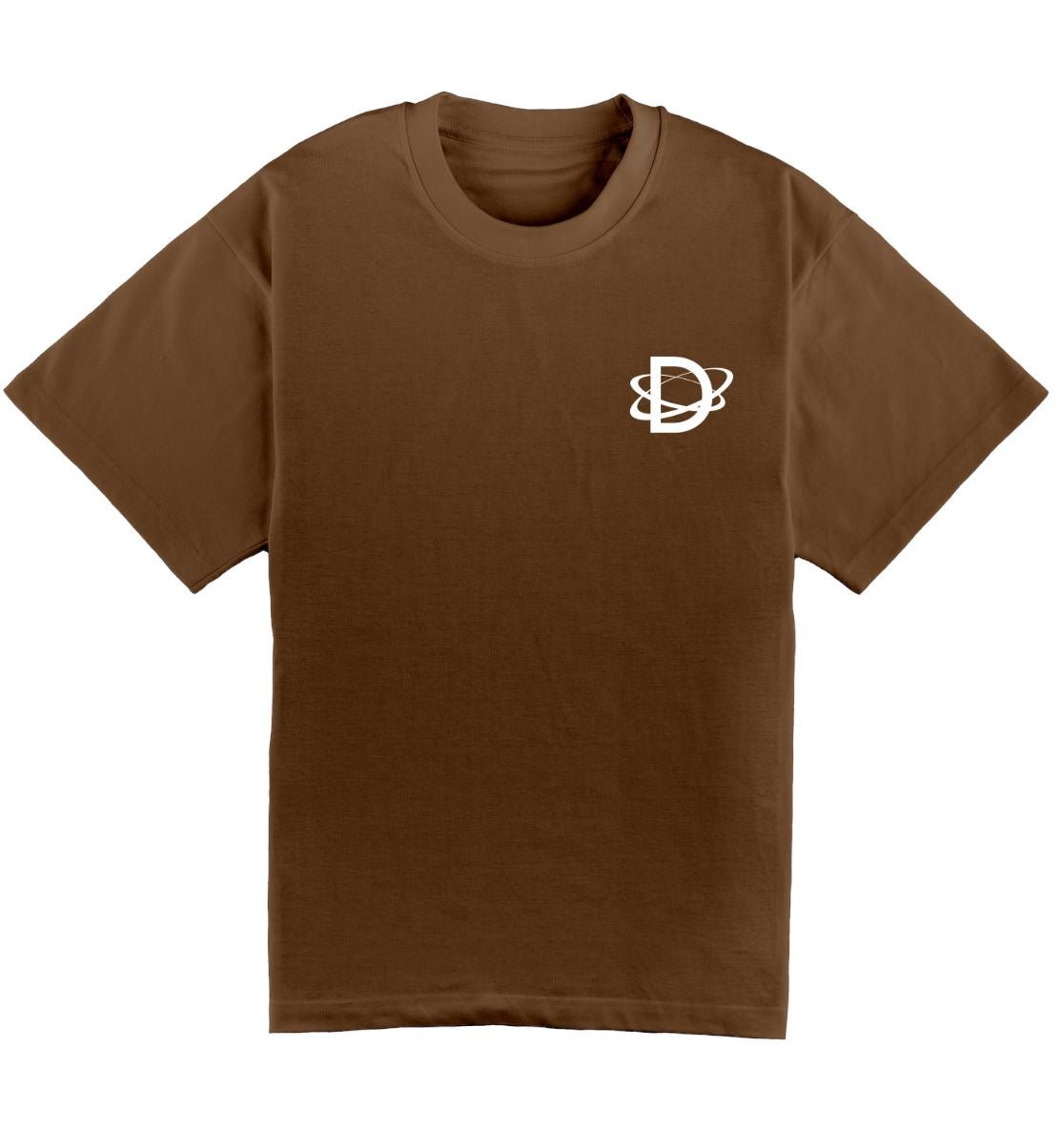 Oversized bruin DESONS t-shirt voor heren en dames met een minimalistisch wit logo en orbitale lijnen op de borst, luxe oversized streetwear t-shirt.