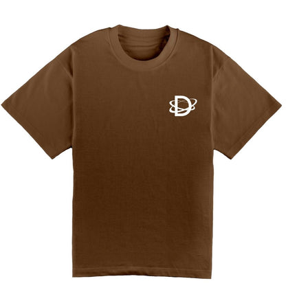 Oversized bruin DESONS t-shirt voor heren en dames met een minimalistisch wit logo en orbitale lijnen op de borst, luxe oversized streetwear t-shirt.