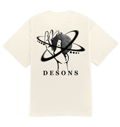 Oversized creme DESONS t-shirt voor heren en dames met een hand en planeetontwerp, orbitale lijnen, luxe oversized streetwear t-shirt.
