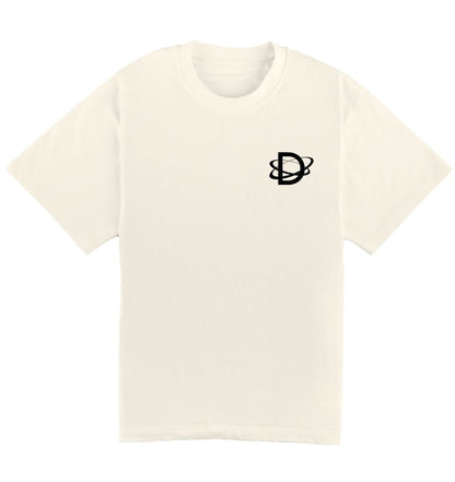 Oversized creme DESONS t-shirt voor heren en dames met een minimalistisch wit logo en orbitale lijnen op de borst, luxe oversized streetwear t-shirt.
