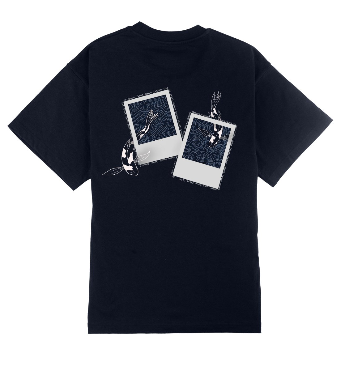 Oversized Donkerblauw T-shirt voor heren en dames van DESONS, met print van polaroidfoto's en koi-vissen. Perfecte streetwear T-shirt.