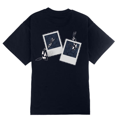 Oversized Donkerblauw T-shirt voor heren en dames van DESONS, met print van polaroidfoto's en koi-vissen. Perfecte streetwear T-shirt.