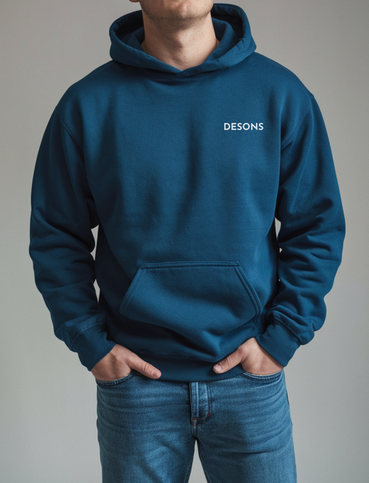 Marineblauwe hoodie gecombineerd met zwarte jeans en sneakers voor een streetwear look.