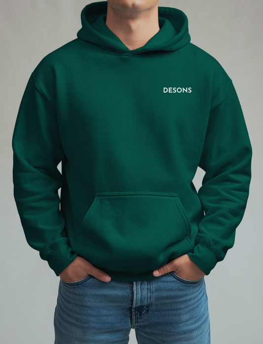 Basic groene hoodie met ruime capuchon en buidelzak, ideaal voor koudere dagen.