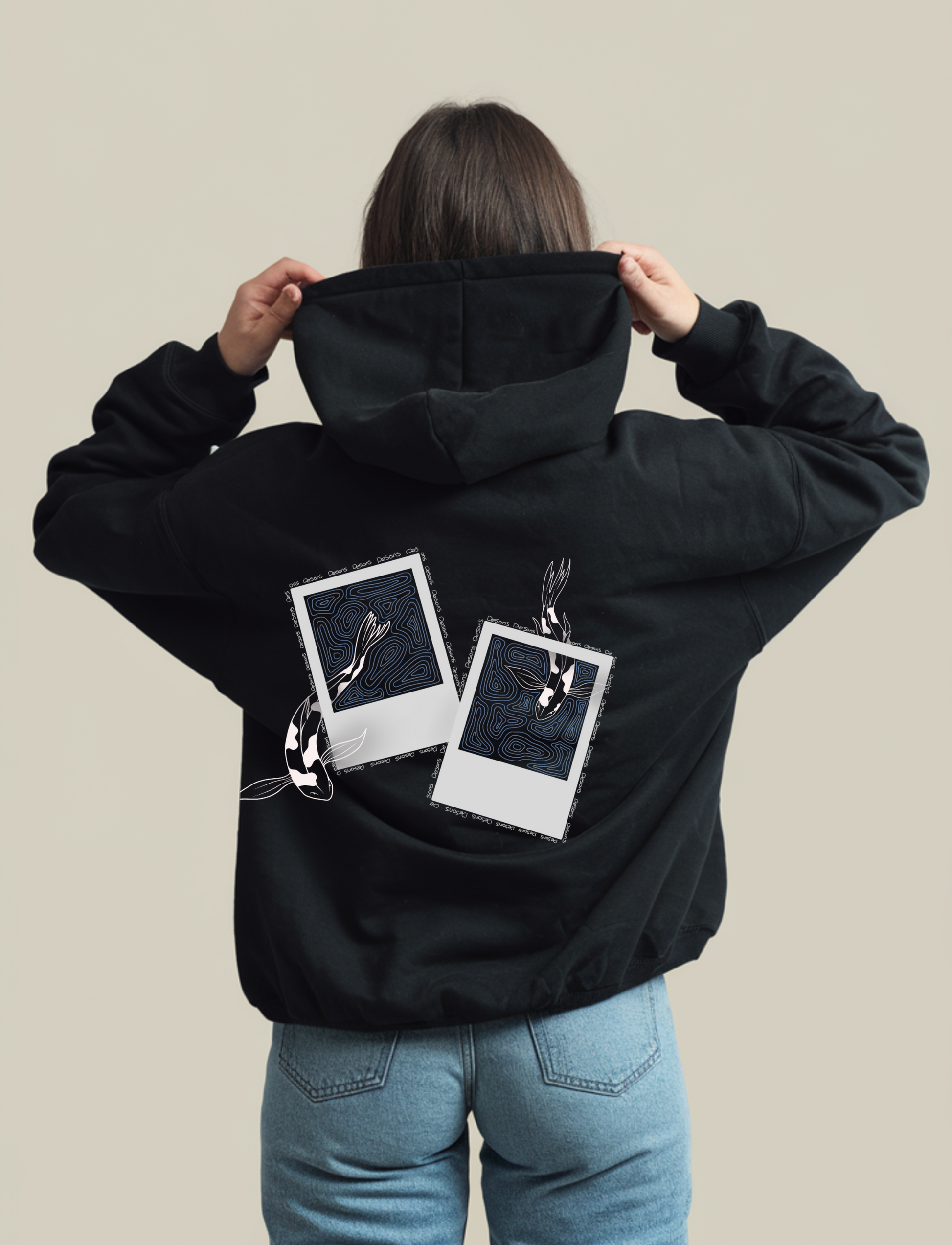 Oversized zwarte hoodie voor heren en dames van DESONS, met print van polaroidfoto's en koi-vissen. Perfecte streetwear hoodie.