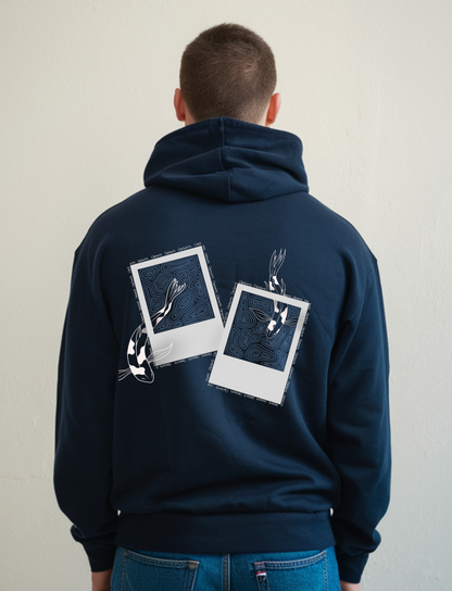 Oversized zwarte hoodie voor heren en dames van DESONS, met print van polaroidfoto's en koi-vissen. Perfecte streetwear hoodie.