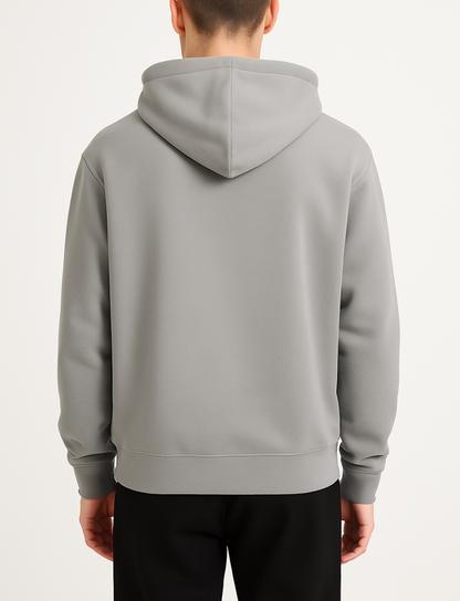 basic grijs vest achterkant met gouden rits van desons met een oversized pasvorm op een mannelijk model met een zwarte broek