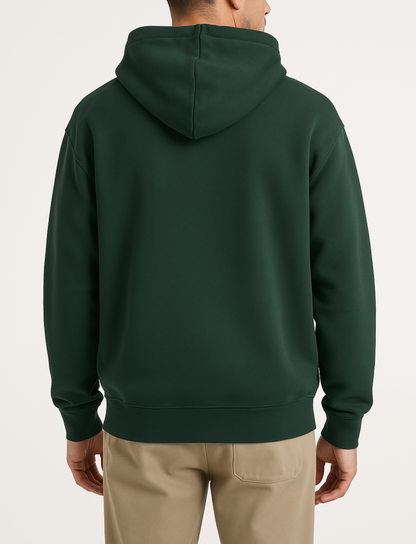 basic groen vest achterkant met gouden rits van desons met een oversized pasvorm op een mannelijk model met een creme broek