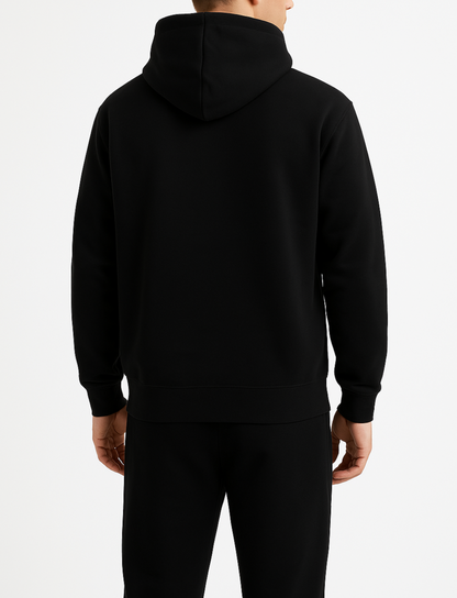 basic creme vest achterkant met gouden rits van desons met een oversized pasvorm op een mannelijk model met een zwarte broek
