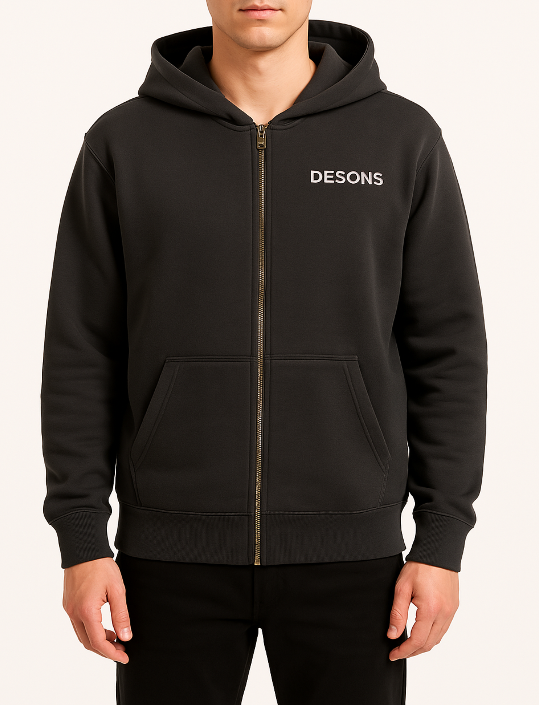 basic donkergrijs vest met gouden rits van desons met een oversized pasvorm op een mannelijk model met een zwarte broek