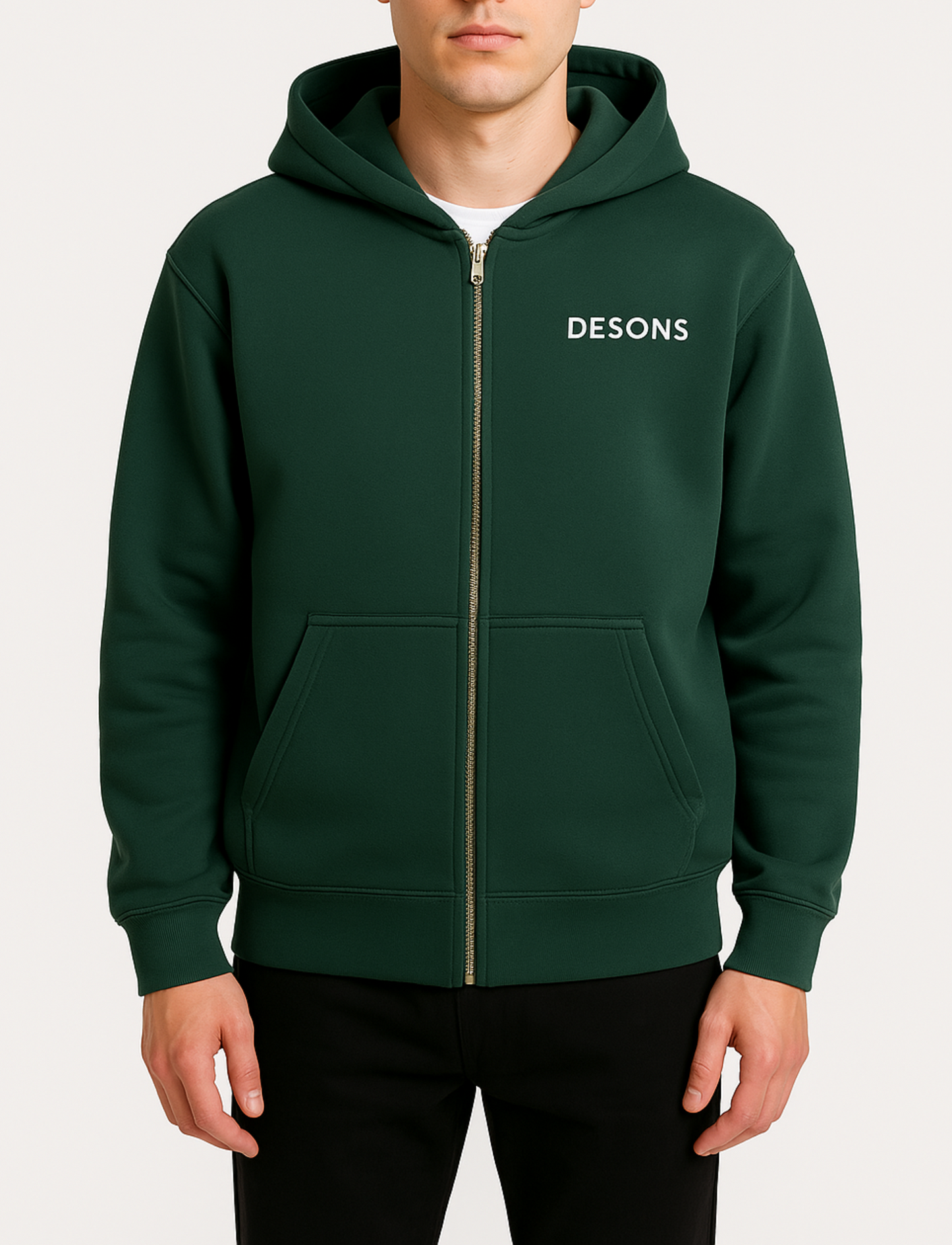 basic groen vest met gouden rits van desons met een oversized pasvorm op een mannelijk model met een zwarte broek