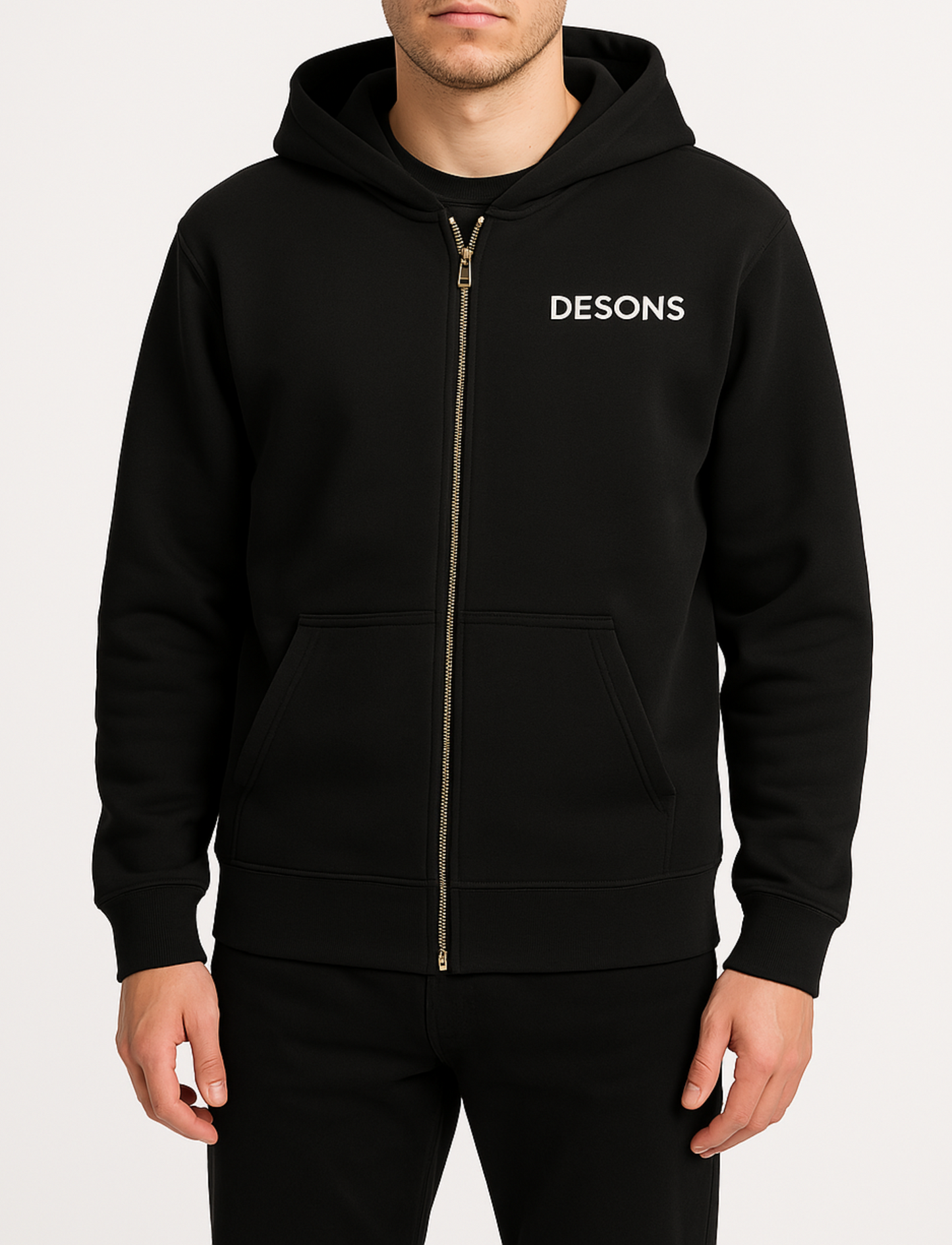 basic zwart vest met gouden rits van desons met een oversized pasvorm op een mannelijk model met een zwarte broek