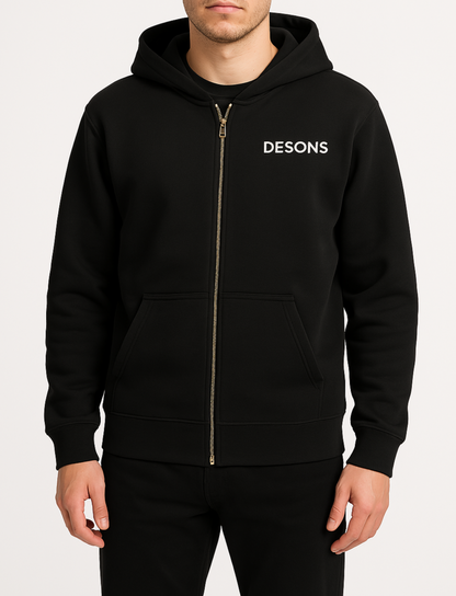 basic zwart vest met gouden rits van desons met een oversized pasvorm op een mannelijk model met een zwarte broek
